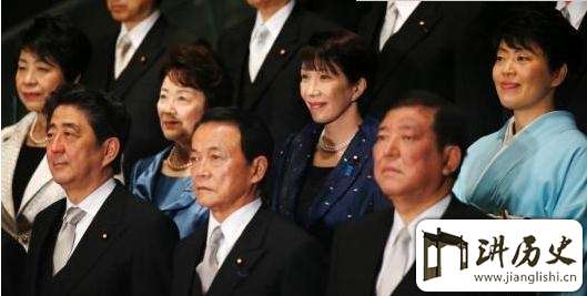 安倍执政满2年未“拜鬼” 称欲加强与中韩合作