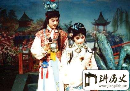 王夫人和贾母谁在宝玉的婚姻中起重要作用?