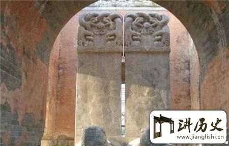<rb>康</rb><rt>kāng</rt><rb>熙</rb><rt>xī</rt><rb>的</rb><rt>de</rt><rb>棺</rb><rt>guān</rt><rb>材</rb><rt>cái</rt><rb>自</rb><rt>zì</rt><rb>己</rb><rt>jǐ</rt><rb>喷</rb><rt>pēn</rt><rb>火</rb><rt>huǒ</rt><rb>多</rb><rt>duō</rt><rb>次</rb><rt>cì</rt><rb>起</rb><rt>qǐ</rt><rb>火</rb><rt>huǒ</rt><rb>千</rb><rt>qiān</rt><rb>古</rb><rt>gǔ</rt><rb>谜</rb><rt>mí</rt><rb>题</rb><rt>tí</rt><rb>至</rb><rt>zhì</rt><rb>今</rb><rt>jīn</rt><rb>不</rb><rt>bú</rt><rb>解</rb><rt>jiě</rt>