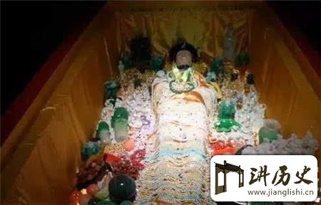 <rb>慈</rb><rt>cí</rt><rb>禧</rb><rt>xǐ</rt><rb>口</rb><rt>kǒu</rt><rb>中</rb><rt>zhōng</rt><rb>夜</rb><rt>yè</rt><rb>明</rb><rt>míng</rt><rb>珠</rb><rt>zhū</rt><rb>据</rb><rt>jù</rt><rb>说</rb><rt>shuō</rt><rb>值</rb><rt>zhí</rt>8<rb>亿</rb><rt>yì</rt><rb>人</rb><rt>rén</rt><rb>民</rb><rt>mín</rt><rb>币</rb><rt>bì</rt><rb>究</rb><rt>jiū</rt><rb>竟</rb><rt>jìng</rt><rb>流</rb><rt>liú</rt><rb>落</rb><rt>luò</rt><rb>何</rb><rt>hé</rt><rb>处</rb><rt>chù</rt>