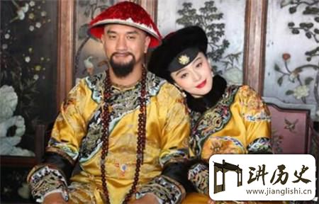 <rb>乾</rb><rt>qián</rt><rb>隆</rb><rt>lóng</rt><rb>墓</rb><rt>mù</rt><rb>中</rb><rt>zhōng</rt><rb>身</rb><rt>shēn</rt><rb>穿</rb><rt>chuān</rt><rb>龙</rb><rt>lóng</rt><rb>袍</rb><rt>páo</rt><rb>的</rb><rt>de</rt><rb>女</rb><rt>nǚ</rt><rb>子</rb><rt>zǐ</rt><rb>是</rb><rt>shì</rt><rb>谁</rb><rt>shuí</rt>?<rb>为</rb><rt>wéi</rt><rb>何</rb><rt>hé</rt><rb>被</rb><rt>bèi</rt><rb>放</rb><rt>fàng</rt><rb>在</rb><rt>zài</rt><rb>地</rb><rt>dì</rt><rb>上</rb><rt>shàng</rt>