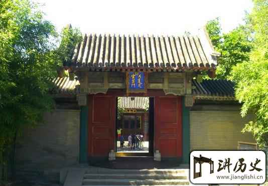 <rb>颐</rb><rt>yí</rt><rb>和</rb><rt>hé</rt><rb>园</rb><rt>yuán</rt><rb>的</rb><rt>de</rt><rb>这</rb><rt>zhè</rt><rb>座</rb><rt>zuò</rt><rb>宫</rb><rt>gōng</rt><rb>殿</rb><rt>diàn</rt>,<rb>住</rb><rt>zhù</rt><rb>过</rb><rt>guò</rt><rb>清</rb><rt>qīng</rt><rb>史</rb><rt>shǐ</rt><rb>上</rb><rt>shàng</rt><rb>最</rb><rt>zuì</rt><rb>丑</rb><rt>chǒu</rt><rb>皇</rb><rt>huáng</rt><rb>后</rb><rt>hòu</rt>,<rb>也</rb><rt>yě</rt><rb>体</rb><rt>tǐ</rt><rb>现</rb><rt>xiàn</rt><rb>着</rb><rt>zhe</rt><rb>古</rb><rt>gǔ</rt><rb>人</rb><rt>rén</rt><rb>的</rb><rt>de</rt><rb>藏</rb><rt>cáng</rt><rb>书</rb><rt>shū</rt><rb>文</rb><rt>wén</rt><rb>化</rb><rt>huà</rt>