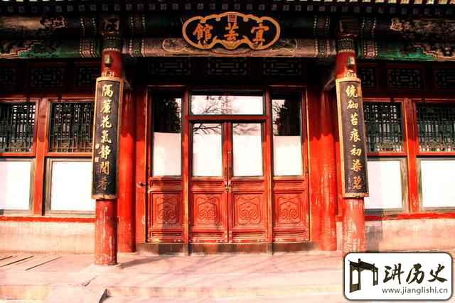 <rb>颐</rb><rt>yí</rt><rb>和</rb><rt>hé</rt><rb>园</rb><rt>yuán</rt><rb>的</rb><rt>de</rt><rb>这</rb><rt>zhè</rt><rb>座</rb><rt>zuò</rt><rb>宫</rb><rt>gōng</rt><rb>殿</rb><rt>diàn</rt>,<rb>住</rb><rt>zhù</rt><rb>过</rb><rt>guò</rt><rb>清</rb><rt>qīng</rt><rb>史</rb><rt>shǐ</rt><rb>上</rb><rt>shàng</rt><rb>最</rb><rt>zuì</rt><rb>丑</rb><rt>chǒu</rt><rb>皇</rb><rt>huáng</rt><rb>后</rb><rt>hòu</rt>,<rb>也</rb><rt>yě</rt><rb>体</rb><rt>tǐ</rt><rb>现</rb><rt>xiàn</rt><rb>着</rb><rt>zhe</rt><rb>古</rb><rt>gǔ</rt><rb>人</rb><rt>rén</rt><rb>的</rb><rt>de</rt><rb>藏</rb><rt>cáng</rt><rb>书</rb><rt>shū</rt><rb>文</rb><rt>wén</rt><rb>化</rb><rt>huà</rt>