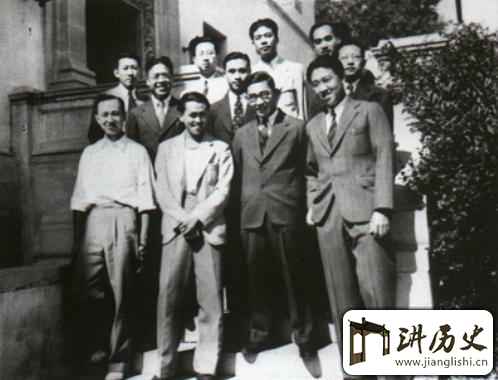 <rb>他</rb><rt>tā</rt><rb>是</rb><rt>shì</rt><rb>袁</rb><rt>yuán</rt><rb>世</rb><rt>shì</rt><rb>凯</rb><rt>kǎi</rt><rb>后</rb><rt>hòu</rt><rb>人</rb><rt>rén</rt><rb>中</rb><rt>zhōng</rt><rb>成</rb><rt>chéng</rt><rb>就</rb><rt>jiù</rt><rb>最</rb><rt>zuì</rt><rb>高</rb><rt>gāo</rt><rb>的</rb><rt>de</rt><rb>一</rb><rt>yī</rt><rb>个</rb><rt>gè</rt>,<rb>童</rb><rt>tóng</rt><rb>年</rb><rt>nián</rt><rb>沉</rb><rt>chén</rt><rb>默</rb><rt>mò</rt><rb>寡</rb><rt>guǎ</rt><rb>言</rb><rt>yán</rt>,<rb>后</rb><rt>hòu</rt><rb>成</rb><rt>chéng</rt><rb>为</rb><rt>wéi</rt><rb>物</rb><rt>wù</rt><rb>理</rb><rt>lǐ</rt><rb>学</rb><rt>xué</rt><rb>家</rb><rt>jiā</rt>