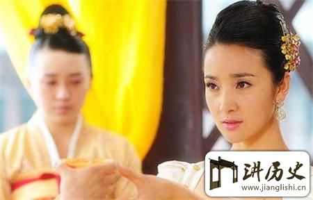 <rb>古</rb><rt>gǔ</rt><rb>代</rb><rt>dài</rt><rb>恐</rb><rt>kǒng</rt><rb>怖</rb><rt>bù</rt><rb>美</rb><rt>měi</rt><rb>女</rb><rt>nǚ</rt><rb>劝</rb><rt>quàn</rt><rb>酒</rb><rt>jiǔ</rt><rb>法</rb><rt>fǎ</rt>:<rb>客</rb><rt>kè</rt><rb>人</rb><rt>rén</rt><rb>如</rb><rt>rú</rt><rb>果</rb><rt>guǒ</rt><rb>不</rb><rt>bú</rt><rb>喝</rb><rt>hē</rt><rb>就</rb><rt>jiù</rt><rb>杀</rb><rt>shā</rt><rb>了</rb><rt>le</rt><rb>婢</rb><rt>bì</rt><rb>女</rb><rt>nǚ</rt>