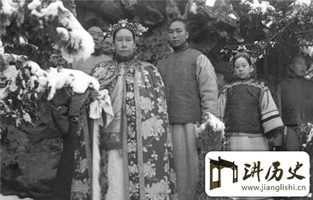 <rb>慈</rb><rt>cí</rt><rb>禧</rb><rt>xǐ</rt><rb>喜</rb><rt>xǐ</rt><rb>得</rb><rt>dé</rt><rb>宝</rb><rt>bǎo</rt><rb>贝</rb><rt>bèi</rt><rb>却</rb><rt>què</rt><rb>不</rb><rt>bú</rt><rb>知</rb><rt>zhī</rt><rb>如</rb><rt>rú</rt><rb>何</rb><rt>hé</rt><rb>使</rb><rt>shǐ</rt><rb>用</rb><rt>yòng</rt><rb>无</rb><rt>wú</rt><rb>奈</rb><rt>nài</rt><rb>询</rb><rt>xún</rt><rb>问</rb><rt>wèn</rt><rb>惹</rb><rt>rě</rt><rb>众</rb><rt>zhòng</rt><rb>笑</rb><rt>xiào</rt>