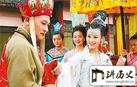<rb>历</rb><rt>lì</rt><rb>史</rb><rt>shǐ</rt><rb>上</rb><rt>shàng</rt><rb>真</rb><rt>zhēn</rt><rb>实</rb><rt>shí</rt><rb>的</rb><rt>de</rt><rb>女</rb><rt>nǚ</rt><rb>儿</rb><rt>ér</rt><rb>国</rb><rt>guó</rt><rb>一</rb><rt>yī</rt><rb>女</rb><rt>nǚ</rt><rb>侍</rb><rt>shì</rt><rb>多</rb><rt>duō</rt><rb>夫</rb><rt>fū</rt><rb>夜</rb><rt>yè</rt><rb>夜</rb><rt>yè</rt><rb>换</rb><rt>huàn</rt><rb>男</rb><rt>nán</rt><rb>人</rb><rt>rén</rt>
