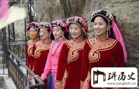 <rb>历</rb><rt>lì</rt><rb>史</rb><rt>shǐ</rt><rb>上</rb><rt>shàng</rt><rb>真</rb><rt>zhēn</rt><rb>实</rb><rt>shí</rt><rb>的</rb><rt>de</rt><rb>女</rb><rt>nǚ</rt><rb>儿</rb><rt>ér</rt><rb>国</rb><rt>guó</rt><rb>一</rb><rt>yī</rt><rb>女</rb><rt>nǚ</rt><rb>侍</rb><rt>shì</rt><rb>多</rb><rt>duō</rt><rb>夫</rb><rt>fū</rt><rb>夜</rb><rt>yè</rt><rb>夜</rb><rt>yè</rt><rb>换</rb><rt>huàn</rt><rb>男</rb><rt>nán</rt><rb>人</rb><rt>rén</rt>