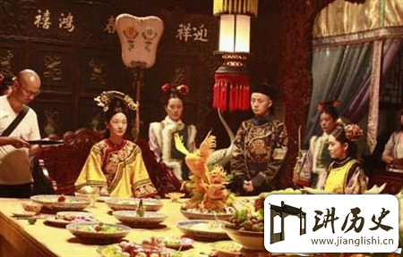 <rb>奢</rb><rt>shē</rt><rb>侈</rb><rt>chǐ</rt><rb>级</rb><rt>jí</rt><rb>别</rb><rt>bié</rt><rb>不</rb><rt>bú</rt><rb>能</rb><rt>néng</rt><rb>比</rb><rt>bǐ</rt>:<rb>慈</rb><rt>cí</rt><rb>禧</rb><rt>xǐ</rt><rb>每</rb><rt>měi</rt><rb>顿</rb><rt>dùn</rt><rb>百</rb><rt>bǎi</rt><rb>道</rb><rt>dào</rt><rb>菜</rb><rt>cài</rt><rb>每</rb><rt>měi</rt><rb>道</rb><rt>dào</rt><rb>菜</rb><rt>cài</rt><rb>吃</rb><rt>chī</rt><rb>两</rb><rt>liǎng</rt><rb>口</rb><rt>kǒu</rt>
