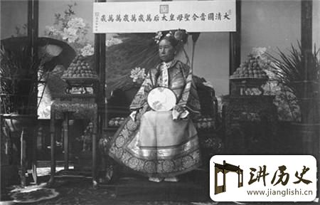 <rb>隆</rb><rt>lóng</rt><rb>裕</rb><rt>yù</rt><rb>太</rb><rt>tài</rt><rb>后</rb><rt>hòu</rt><rb>死</rb><rt>sǐ</rt><rb>后</rb><rt>hòu</rt><rb>为</rb><rt>wéi</rt><rb>什</rb><rt>shí</rt><rb>么</rb><rt>me</rt><rb>中</rb><rt>zhōng</rt><rb>国</rb><rt>guó</rt><rb>及</rb><rt>jí</rt><rb>列</rb><rt>liè</rt><rb>强</rb><rt>qiáng</rt><rb>为</rb><rt>wéi</rt><rb>她</rb><rt>tā</rt><rb>降</rb><rt>jiàng</rt><rb>半</rb><rt>bàn</rt><rb>旗</rb><rt>qí</rt>?