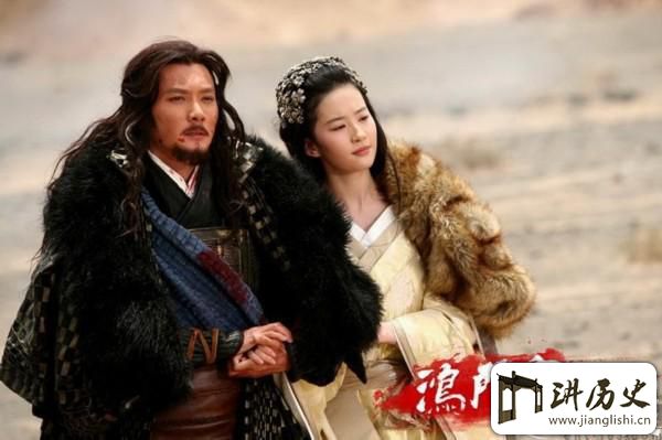 <rb>鸿</rb><rt>hóng</rt><rb>门</rb><rt>mén</rt><rb>宴</rb><rt>yàn</rt><rb>上</rb><rt>shàng</rt><rb>酒</rb><rt>jiǔ</rt><rb>成</rb><rt>chéng</rt><rb>为</rb><rt>wéi</rt><rb>贯</rb><rt>guàn</rt><rb>穿</rb><rt>chuān</rt><rb>始</rb><rt>shǐ</rt><rb>终</rb><rt>zhōng</rt><rb>的</rb><rt>de</rt><rb>一</rb><rt>yī</rt><rb>条</rb><rt>tiáo</rt><rb>红</rb><rt>hóng</rt><rb>线</rb><rt>xiàn</rt>