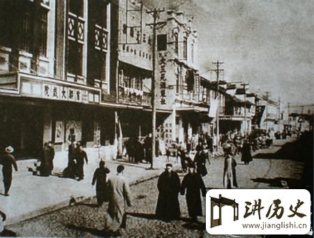 <rb>抗</rb><rt>kàng</rt><rb>战</rb><rt>zhàn</rt><rb>初</rb><rt>chū</rt><rb>蒋</rb><rt>jiǎng</rt><rb>介</rb><rt>jiè</rt><rb>石</rb><rt>shí</rt><rb>斥</rb><rt>chì</rt><rb>英</rb><rt>yīng</rt><rb>美</rb><rt>měi</rt><rb>等</rb><rt>děng</rt><rb>国</rb><rt>guó</rt>:<rb>倒</rb><rt>dǎo</rt><rb>是</rb><rt>shì</rt><rb>苏</rb><rt>sū</rt><rb>联</rb><rt>lián</rt><rb>在</rb><rt>zài</rt><rb>帮</rb><rt>bāng</rt><rb>助</rb><rt>zhù</rt><rb>我</rb><rt>wǒ</rt><rb>们</rb><rt>men</rt>