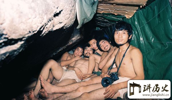 <rb>中</rb><rt>zhōng</rt><rb>越</rb><rt>yuè</rt><rb>战</rb><rt>zhàn</rt><rb>争</rb><rt>zhēng</rt><rb>我</rb><rt>wǒ</rt><rb>解</rb><rt>jiě</rt><rb>放</rb><rt>fàng</rt><rb>军</rb><rt>jun1</rt><rb>为</rb><rt>wéi</rt><rb>何</rb><rt>hé</rt><rb>裸</rb><rt>luǒ</rt><rb>体</rb><rt>tǐ</rt><rb>作</rb><rt>zuò</rt><rb>战</rb><rt>zhàn</rt>?<rb>猫</rb><rt>māo</rt><rb>耳</rb><rt>ěr</rt><rb>洞</rb><rt>dòng</rt><rb>的</rb><rt>de</rt><rb>秘</rb><rt>mì</rt><rb>闻</rb><rt>wén</rt>