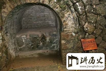 <rb>中</rb><rt>zhōng</rt><rb>越</rb><rt>yuè</rt><rb>战</rb><rt>zhàn</rt><rb>争</rb><rt>zhēng</rt><rb>我</rb><rt>wǒ</rt><rb>解</rb><rt>jiě</rt><rb>放</rb><rt>fàng</rt><rb>军</rb><rt>jun1</rt><rb>为</rb><rt>wéi</rt><rb>何</rb><rt>hé</rt><rb>裸</rb><rt>luǒ</rt><rb>体</rb><rt>tǐ</rt><rb>作</rb><rt>zuò</rt><rb>战</rb><rt>zhàn</rt>?<rb>猫</rb><rt>māo</rt><rb>耳</rb><rt>ěr</rt><rb>洞</rb><rt>dòng</rt><rb>的</rb><rt>de</rt><rb>秘</rb><rt>mì</rt><rb>闻</rb><rt>wén</rt>