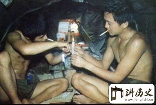 <rb>中</rb><rt>zhōng</rt><rb>越</rb><rt>yuè</rt><rb>战</rb><rt>zhàn</rt><rb>争</rb><rt>zhēng</rt><rb>我</rb><rt>wǒ</rt><rb>解</rb><rt>jiě</rt><rb>放</rb><rt>fàng</rt><rb>军</rb><rt>jun1</rt><rb>为</rb><rt>wéi</rt><rb>何</rb><rt>hé</rt><rb>裸</rb><rt>luǒ</rt><rb>体</rb><rt>tǐ</rt><rb>作</rb><rt>zuò</rt><rb>战</rb><rt>zhàn</rt>?<rb>猫</rb><rt>māo</rt><rb>耳</rb><rt>ěr</rt><rb>洞</rb><rt>dòng</rt><rb>的</rb><rt>de</rt><rb>秘</rb><rt>mì</rt><rb>闻</rb><rt>wén</rt>